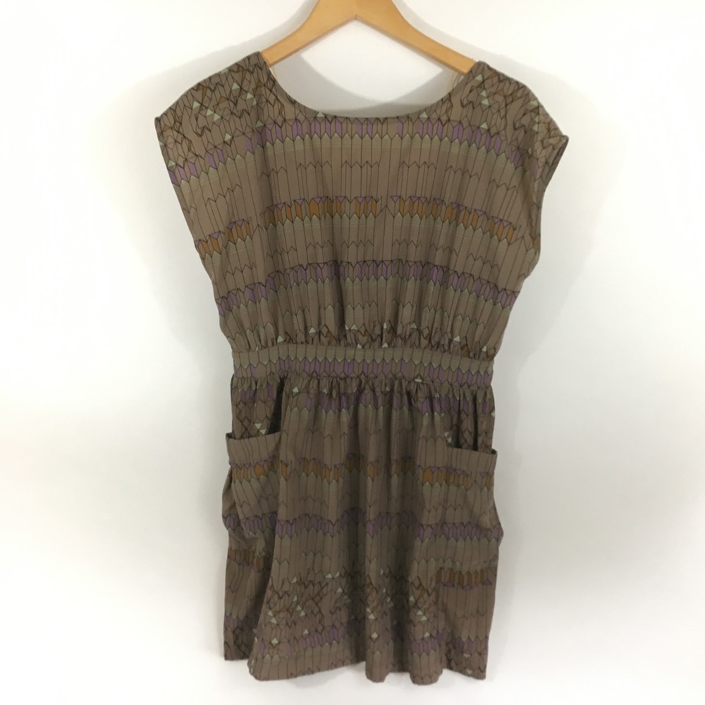 Tan geometric tie back pocket short sleeve dress! 2010s indie sleaze